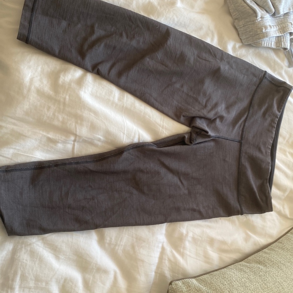 Lululemon gray leggings, capri length